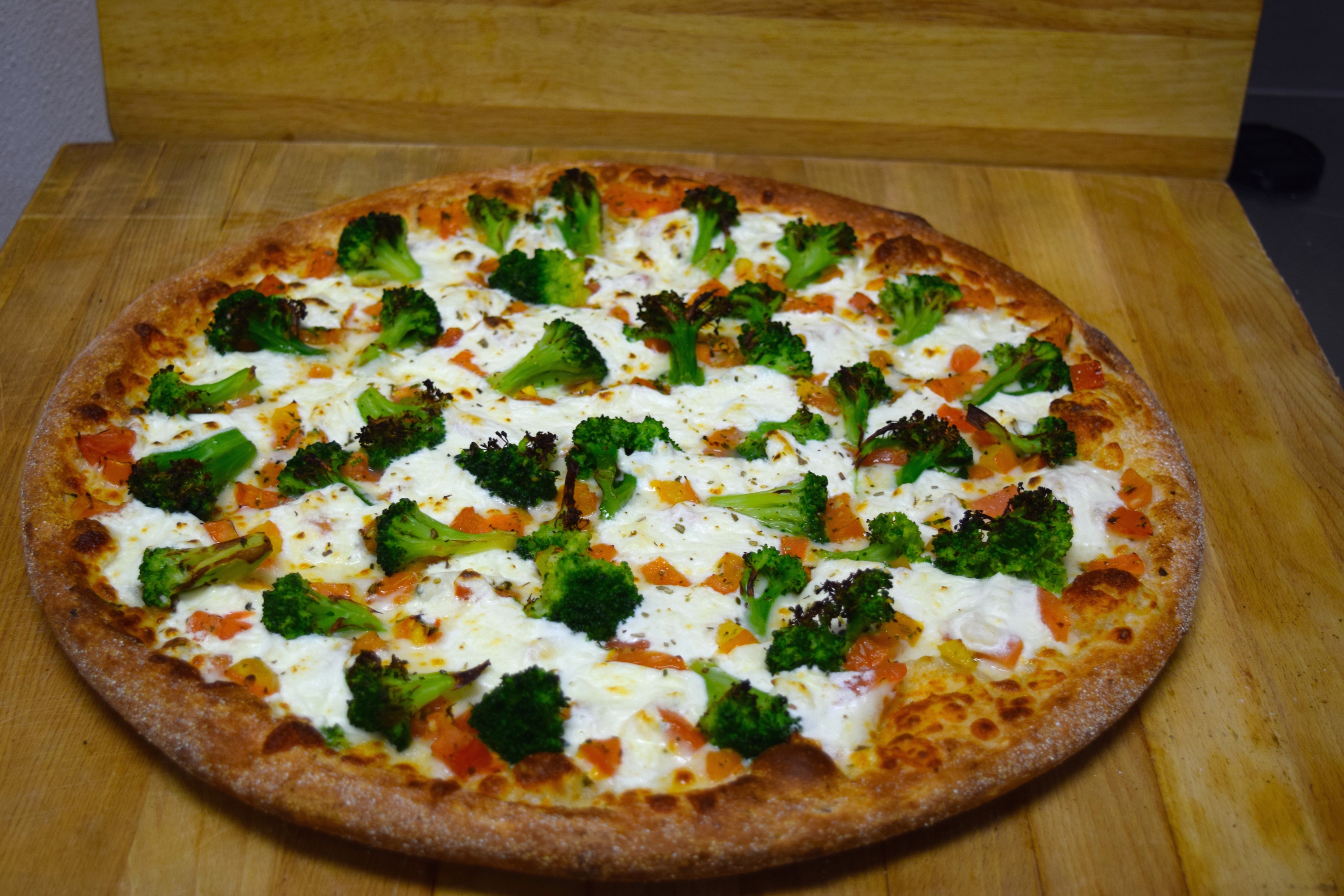 Order White Veggie Pizza food online from Cuzino Pizza & Pasta store, Wilmington on bringmethat.com