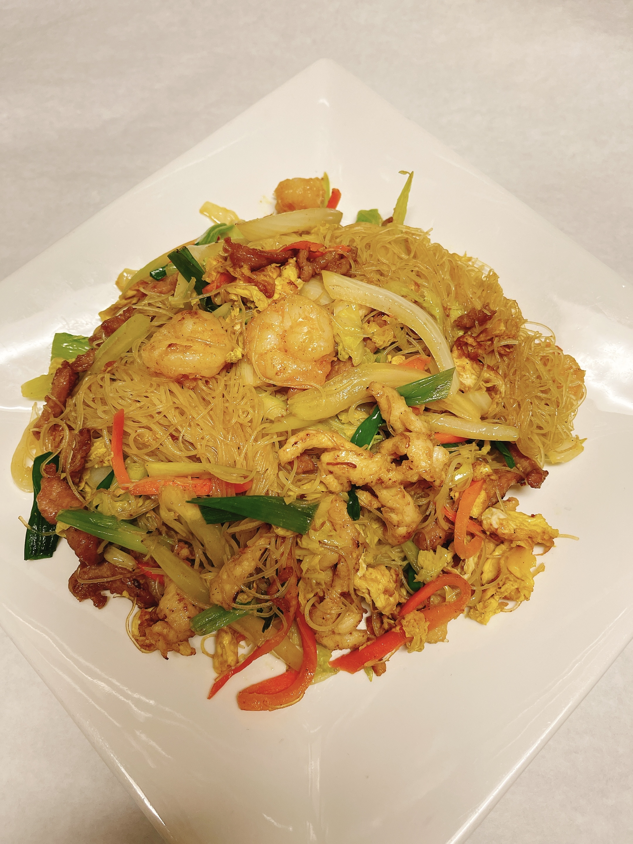 Order Singapore Rice Noodles food online from Pearls Chinese Restaurant store, New York on bringmethat.com