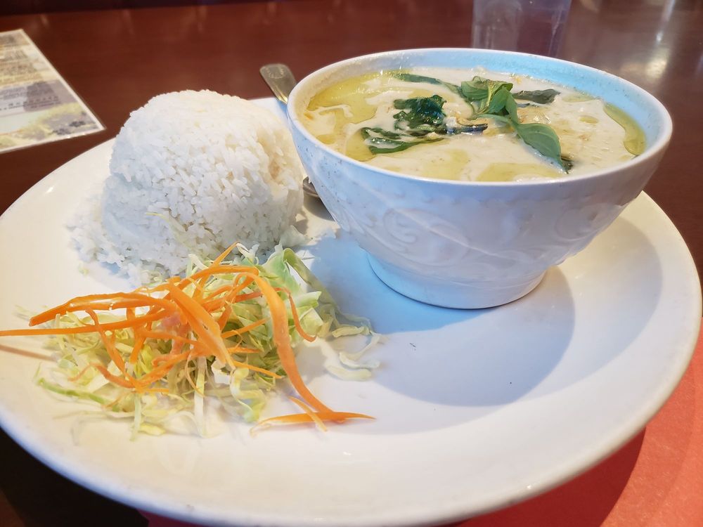 Order Gang Keowaan/Green Curry food online from Thai Dawn Bistro store, Victorville on bringmethat.com