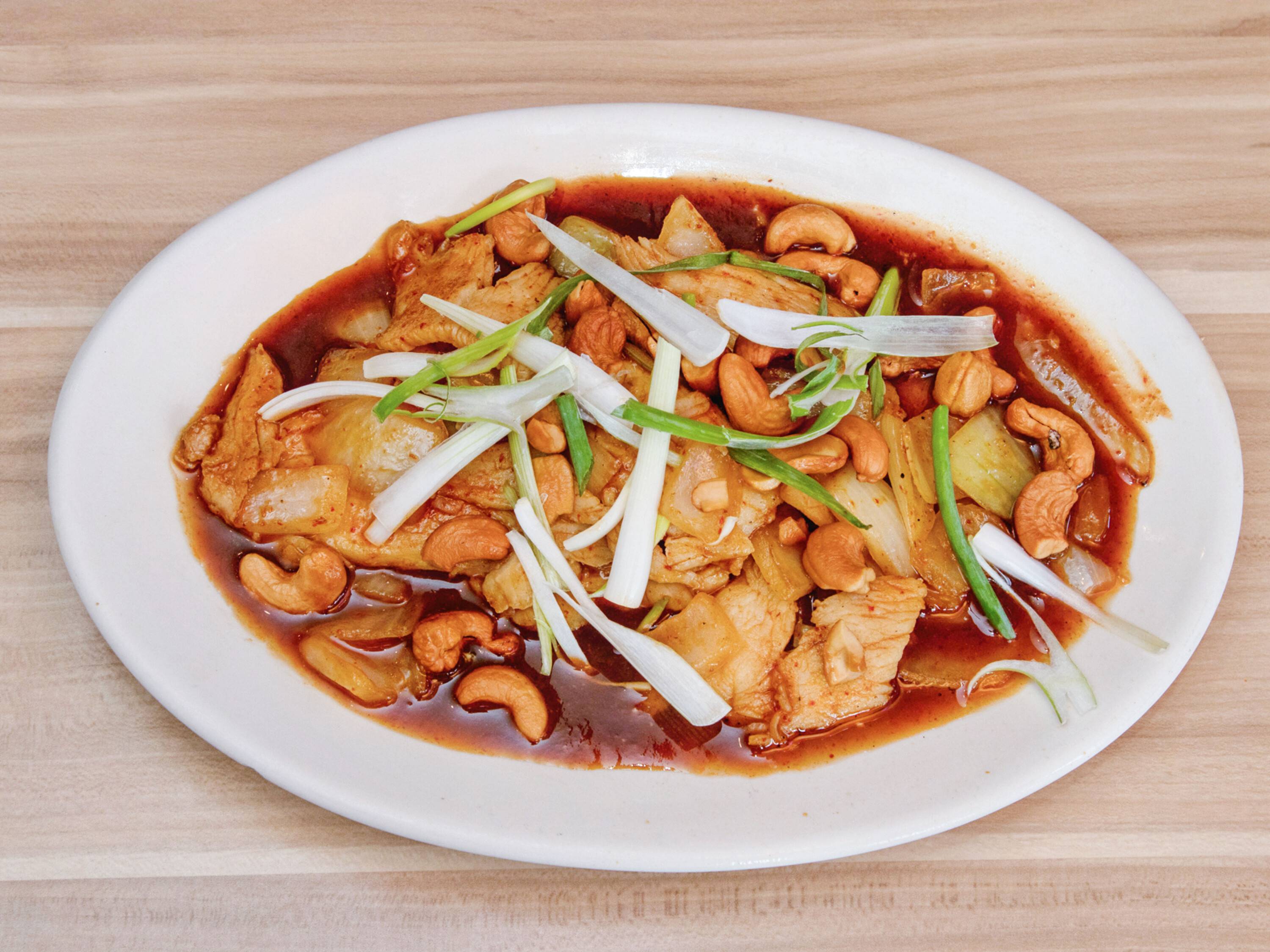 Order M4. Chicken Cashew Nuts food online from Thai '99 II store, Charlottesville on bringmethat.com