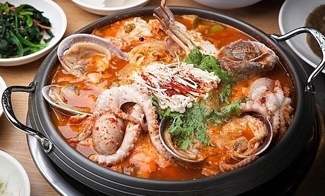 Order 49. Hae-mul-jeon-gol(해물전골) food online from Banpojung store, Chicago on bringmethat.com