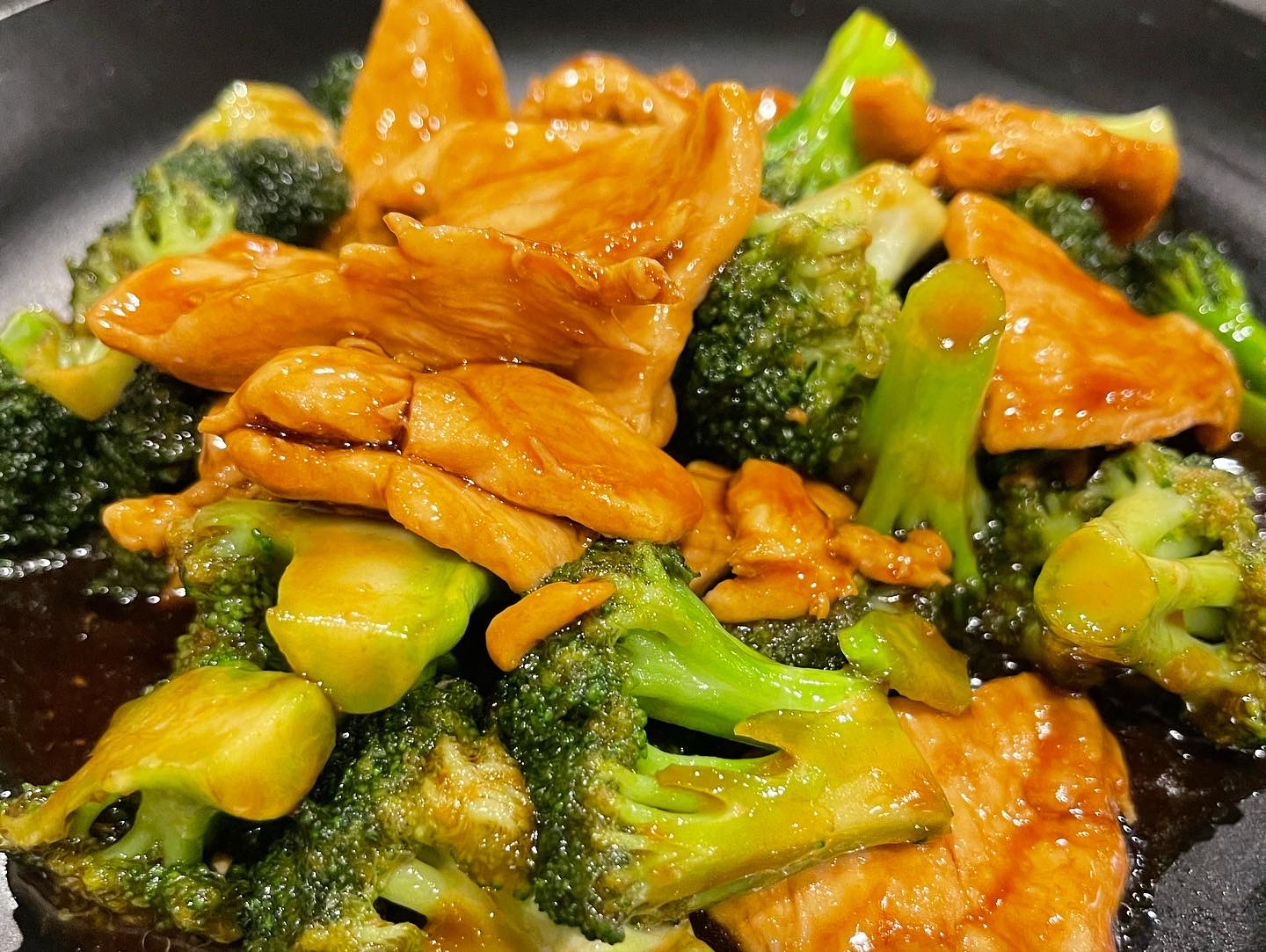 Order Chicken w. Broccoli 芥蘭雞 food online from Bao Dumplings & Bao Tea 寶餃寶茶 store, Hazlet on bringmethat.com