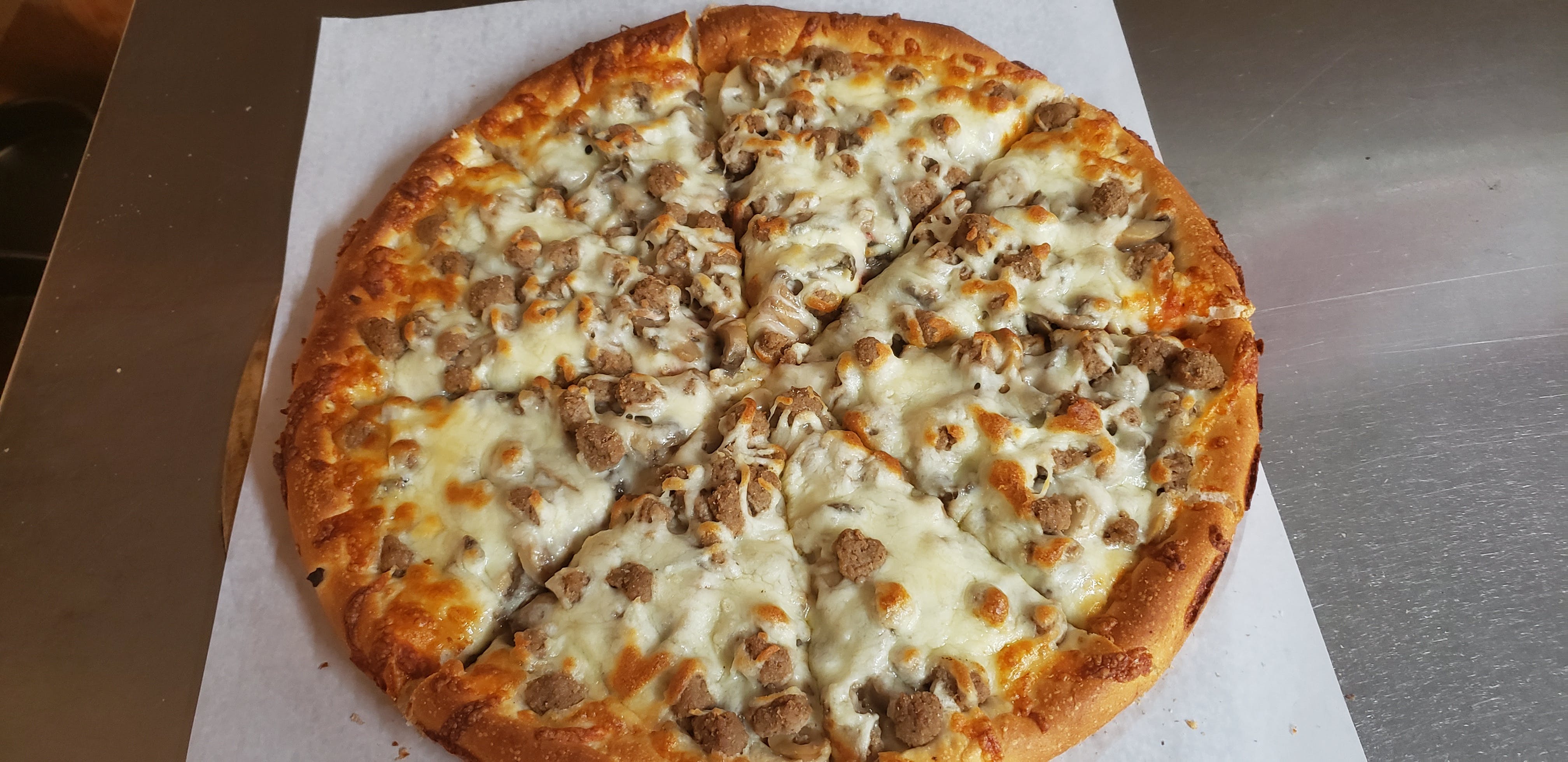 Order Meat Deluxe Pizza - Small 10" food online from Town House Of Pizza store, Westminster on bringmethat.com
