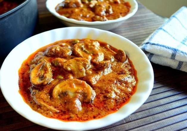 Order Roasted Mushroom Curry food online from Nala’S Indian Restaurant store, Austin on bringmethat.com
