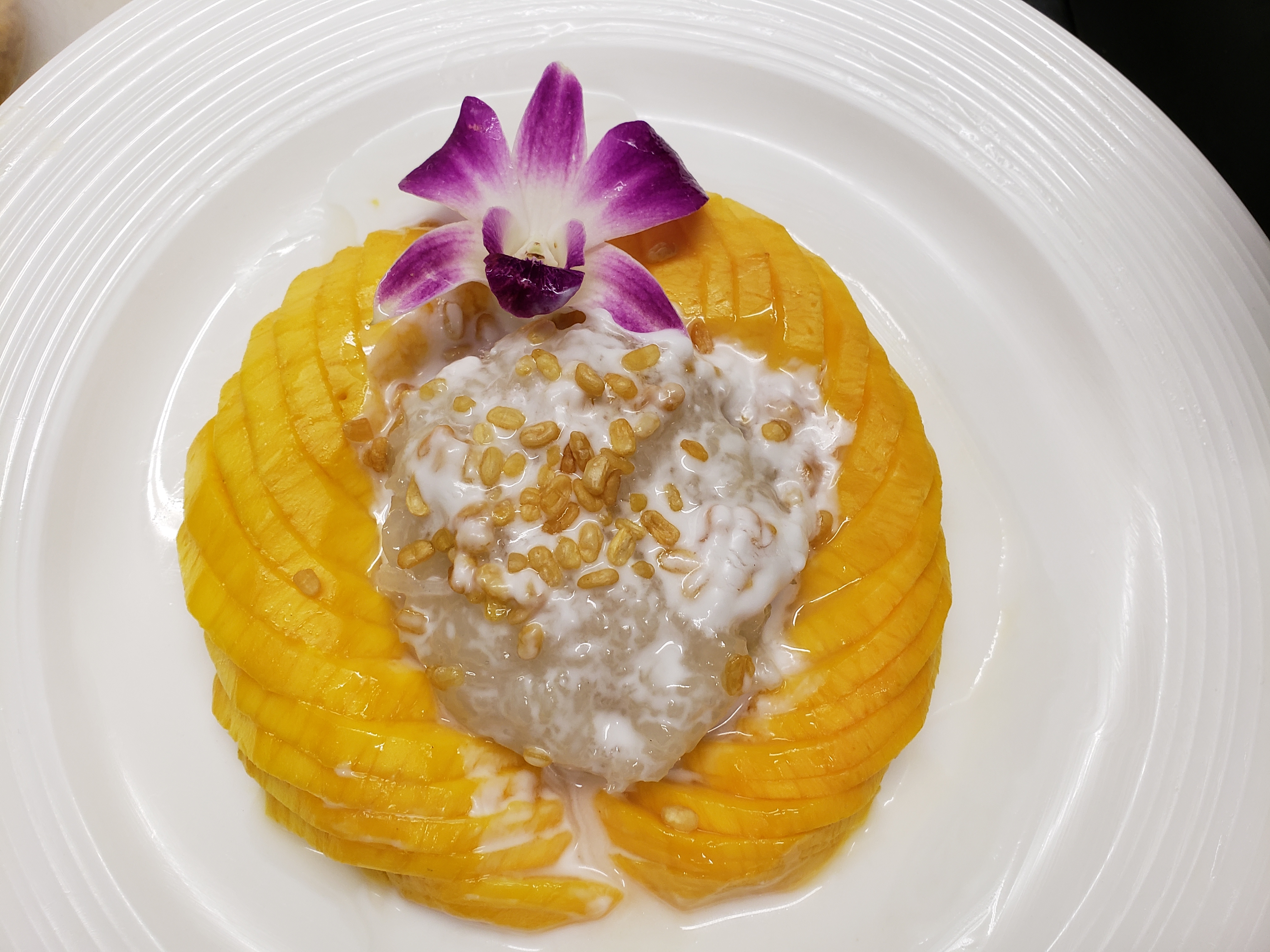 Order 71. Sweet Sticky Rice with Sweet Mango food online from Thonglor Thai Bistro store, San Mateo on bringmethat.com