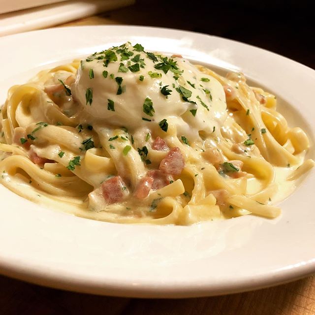 Order Ultimate Carbonara food online from Tomato tomato pizzeria & pour house store, Stamford on bringmethat.com