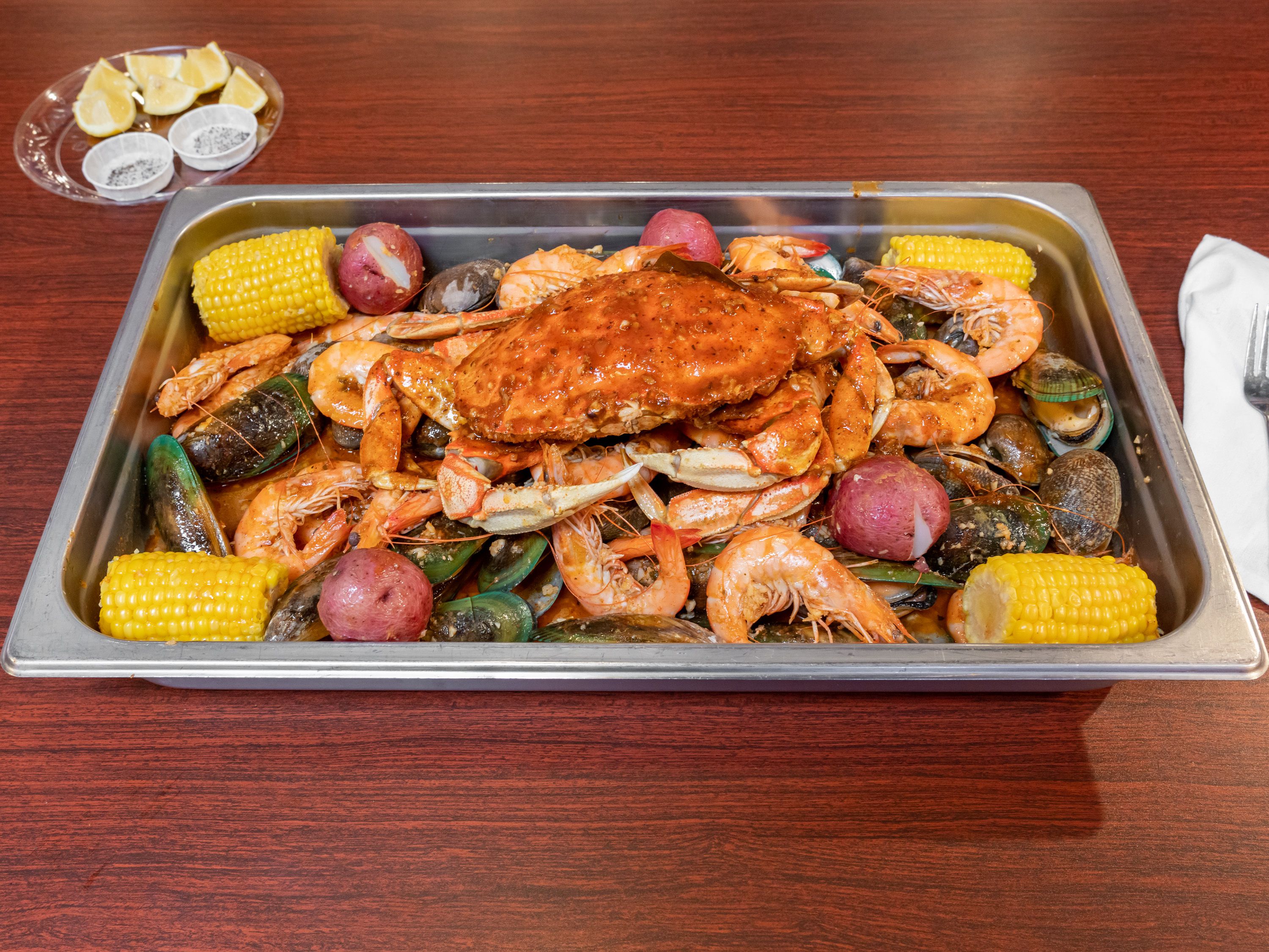 Order Dungeness Crab Combo food online from Fried Or Boiled Seafood Fusion store, Fresno on bringmethat.com