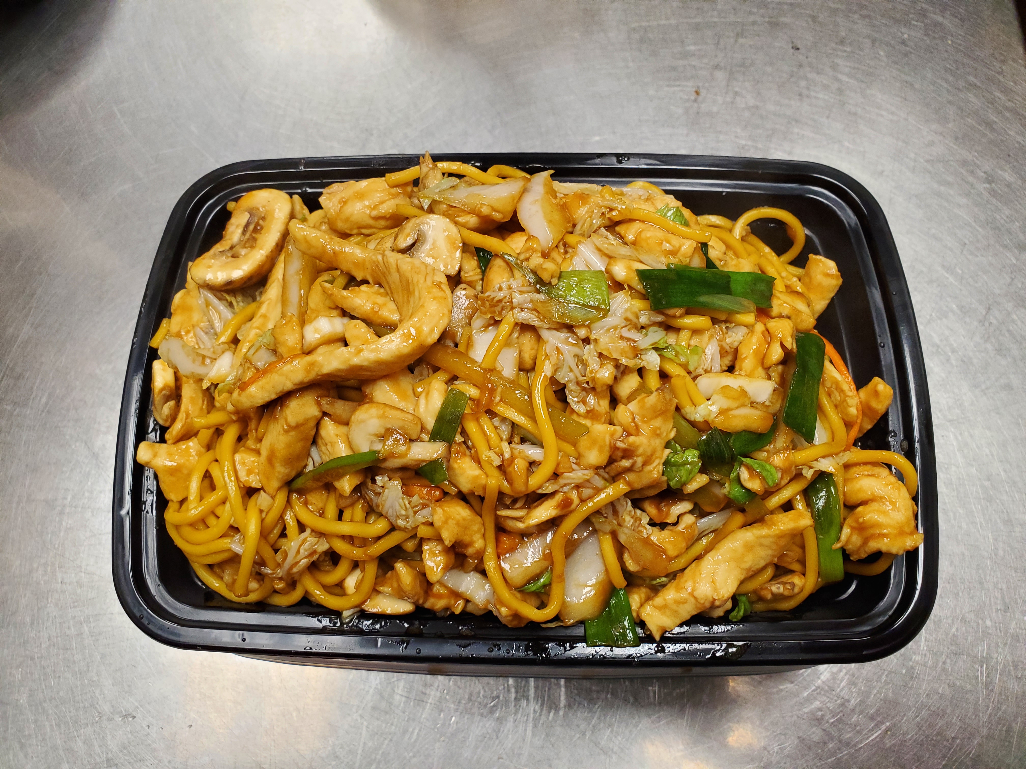 Order 32. Chicken Lo Mein food online from Great Wall Chinese Restaurant store, Frederick on bringmethat.com
