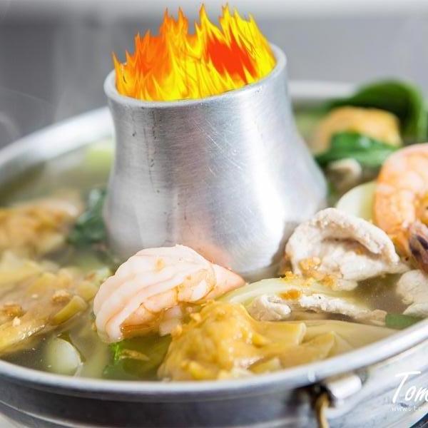 Order 28. Wonton Soup food online from Top Thai Cuisine store, Reseda on bringmethat.com