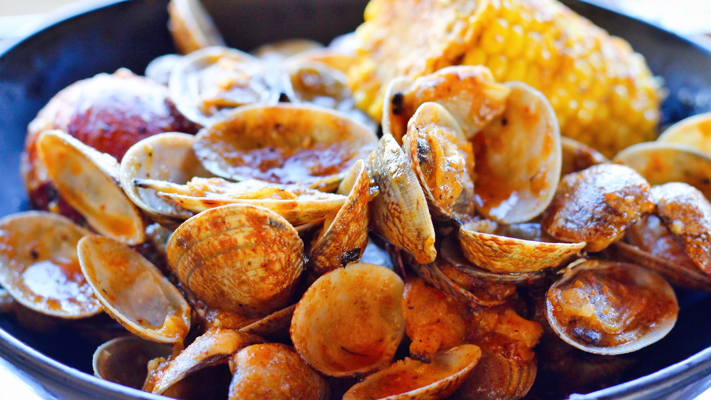 Order M7. Clams (1Lb) food online from Captain King Seafood City store, Memphis on bringmethat.com