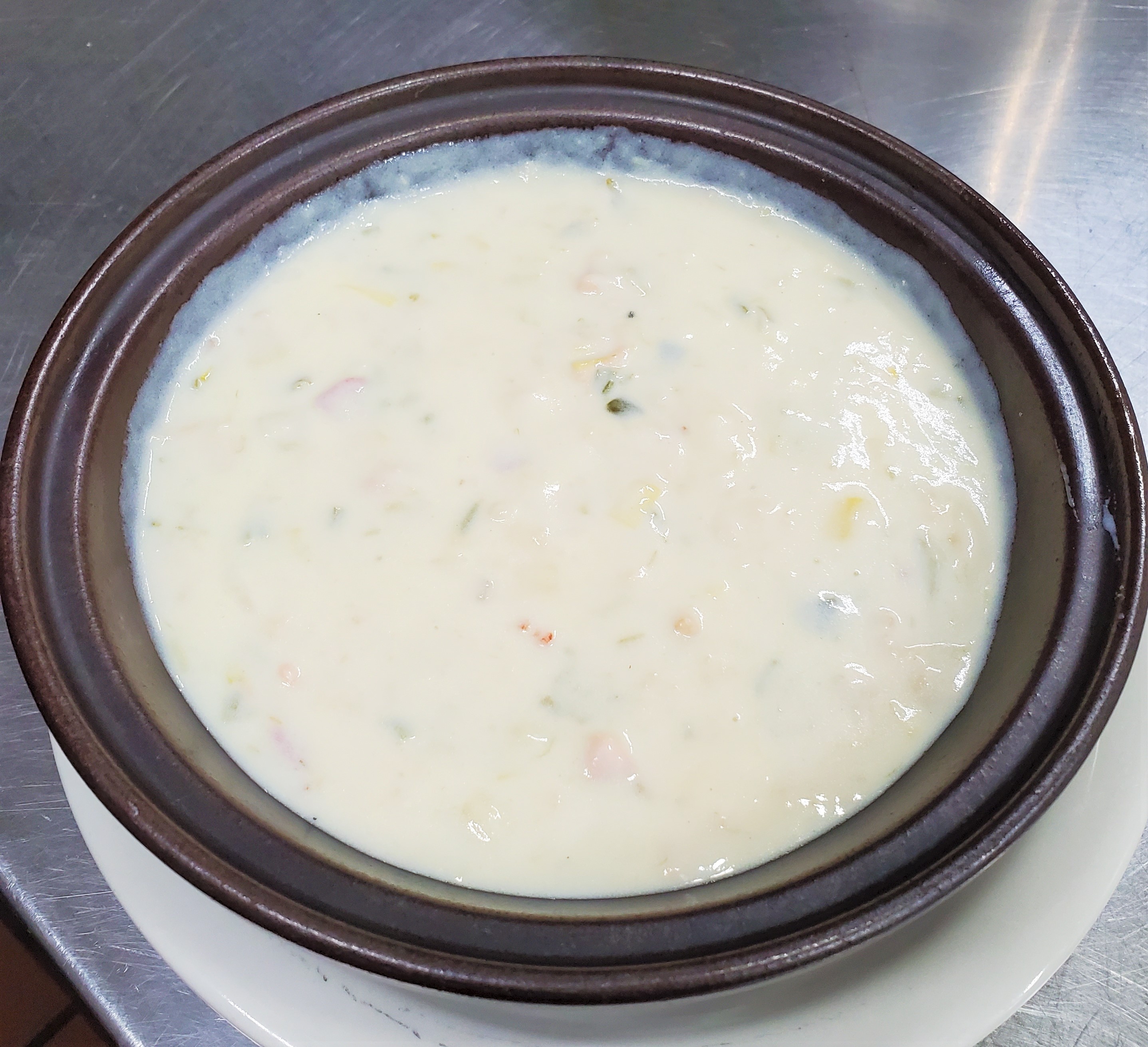 Order New England Clam Chowder food online from Hot Wings Cafe store, Pasadena on bringmethat.com