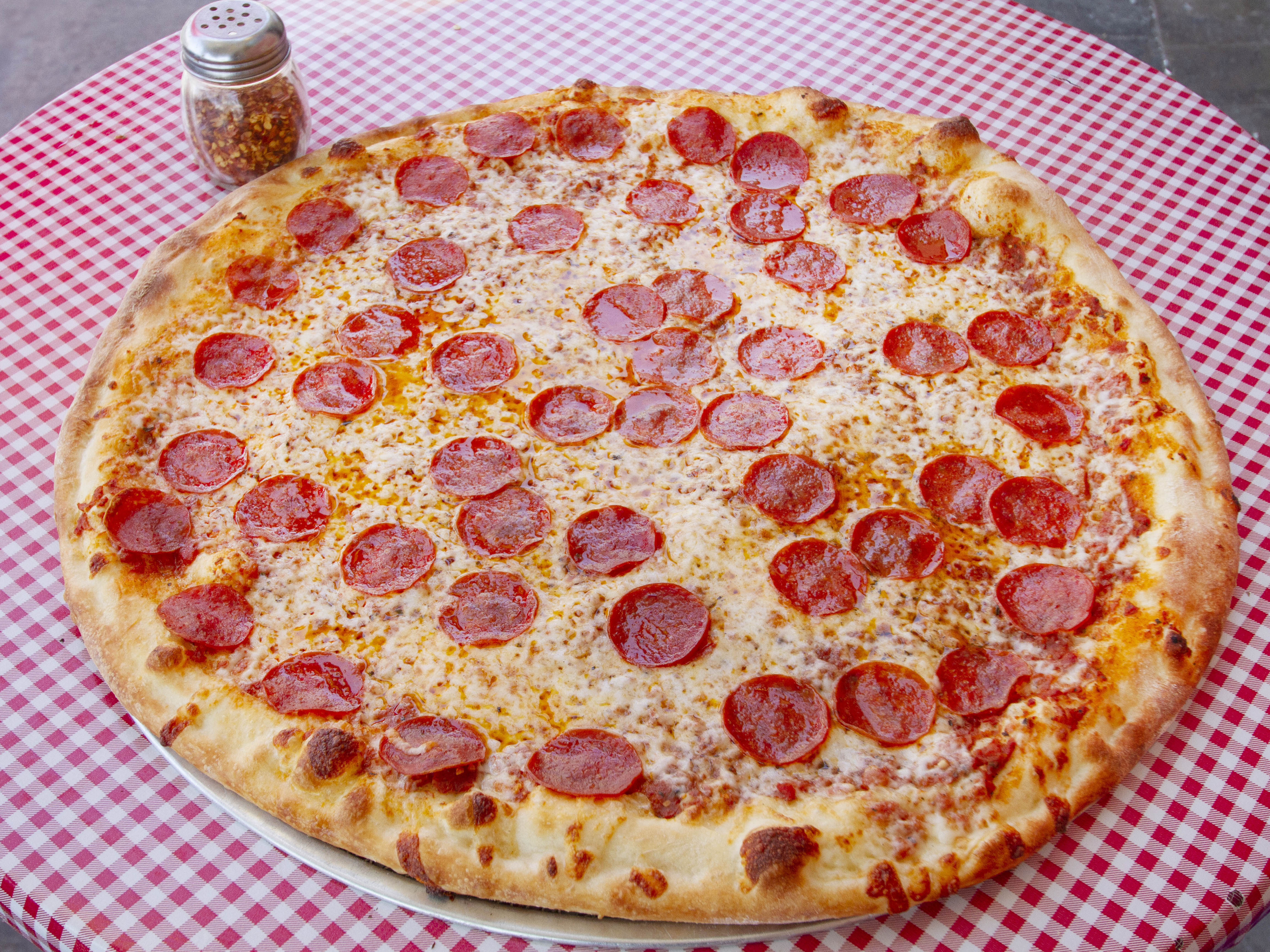 Order Pepperoni Pizza food online from Richie Pizza & Hot Dogs store, Fresno on bringmethat.com