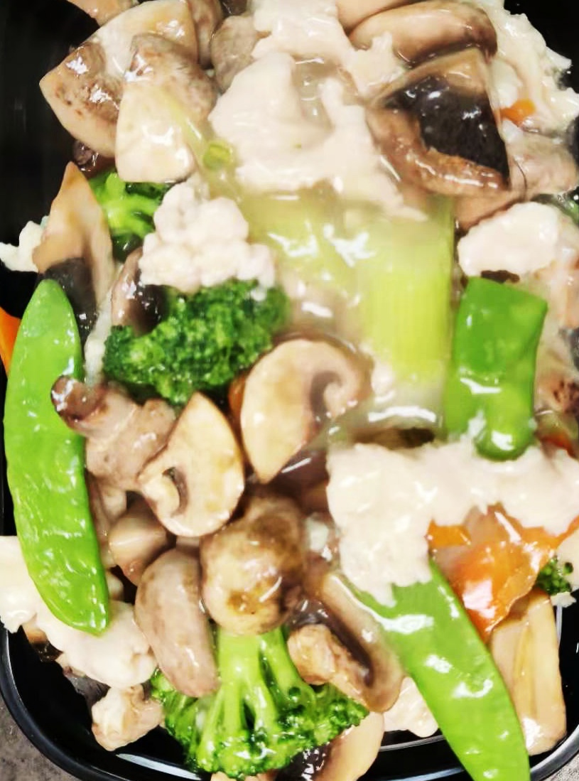 Order 56. Moo Goo Gai Pan food online from Chang's Chinese Restaurant store, Tuscaloosa on bringmethat.com