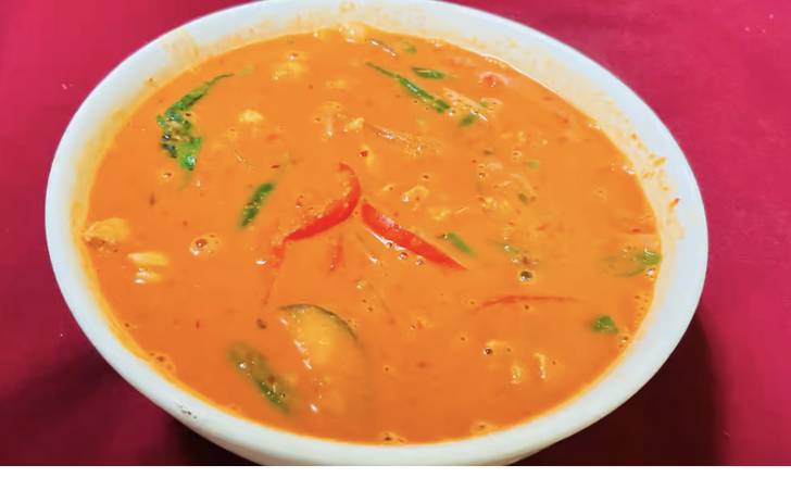 Order G4: Red Curry (Medium) with Choice of Meat Chicken, Beef or Pork food online from Noodle Palace store, Santa Rosa on bringmethat.com