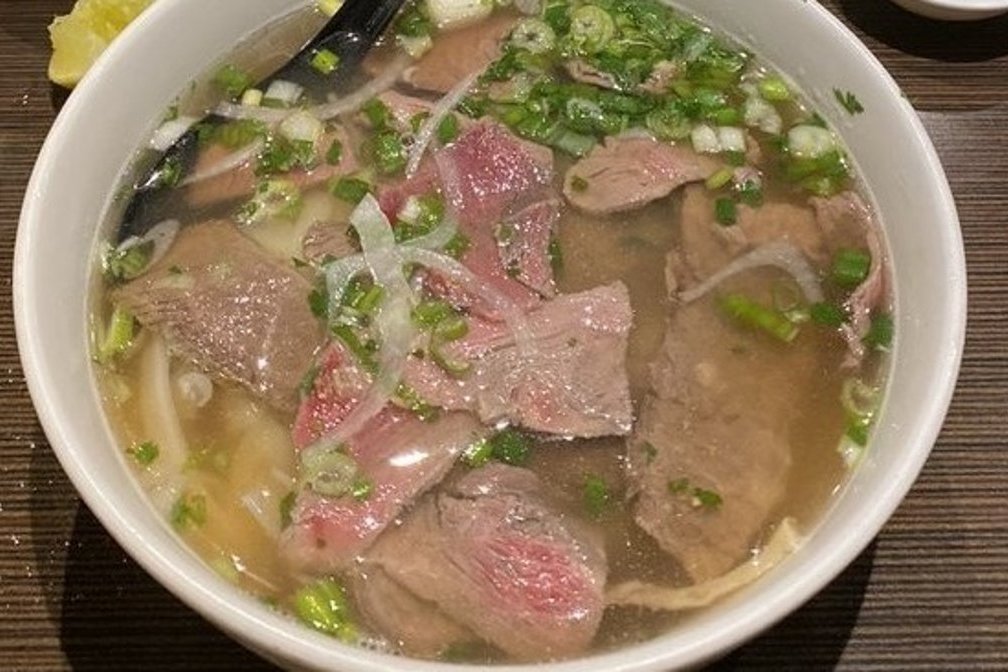 Order 21 - Rare Beef Filet, and Beef Brisket Noodle Soup - 生/熟牛肉湯河粉 - Phở Tái Chín food online from Pho Element store, San Mateo on bringmethat.com
