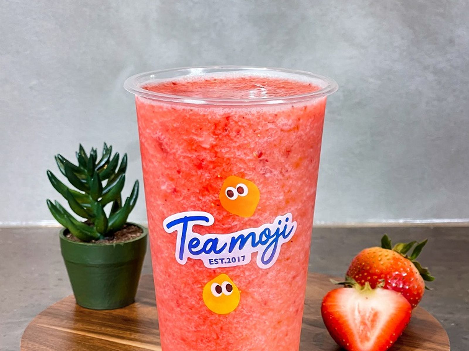 Order D5 Fresh Strawberry Smoothie D5 鲜莓冰沙 food online from Teamoji store, Champaign on bringmethat.com