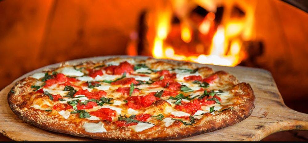 Order Margherita Pizza - Small 10'' food online from Vazzy's 19th Hole store, Fairfield on bringmethat.com