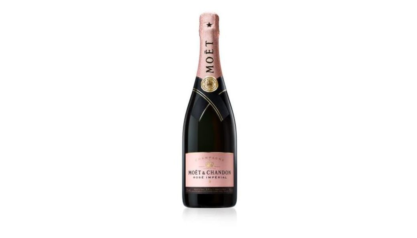 Order Moet & Chandon Brut Imperial Reserve Champagne Blend Sparkling Wine 750mL food online from Circus Liquor store, Los Angeles on bringmethat.com