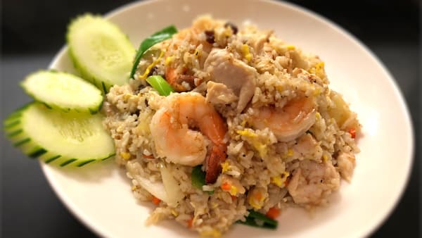 Order Pineapple Fried Rice food online from Kiinimm Thai Restaurant store, Rockville on bringmethat.com