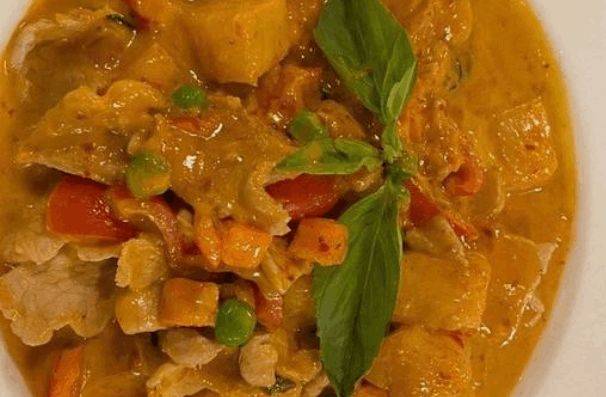 Order Pineapple Curry (Gluten Free) food online from Osha Thai Cafe store, Scottsdale on bringmethat.com