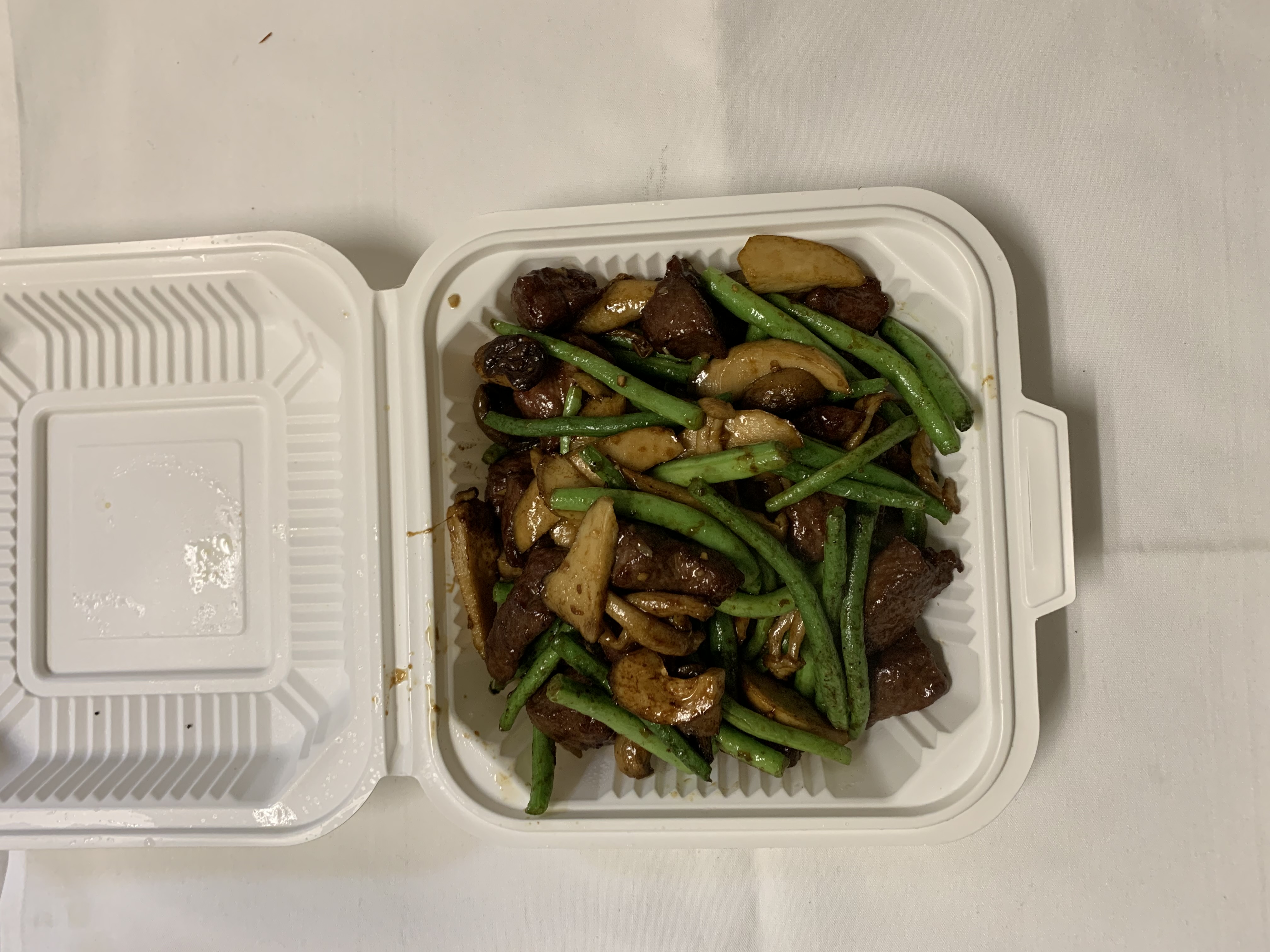 Order 313. Beef Cube with Fresh Mushrooms什菌牛柳粒 food online from Maple Restaurant store, San Francisco on bringmethat.com