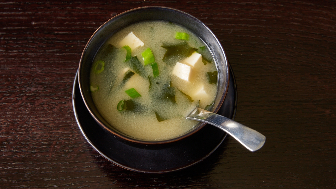 Order White Miso Soup food online from Union Sushi + Barbeque Bar store, Chicago on bringmethat.com