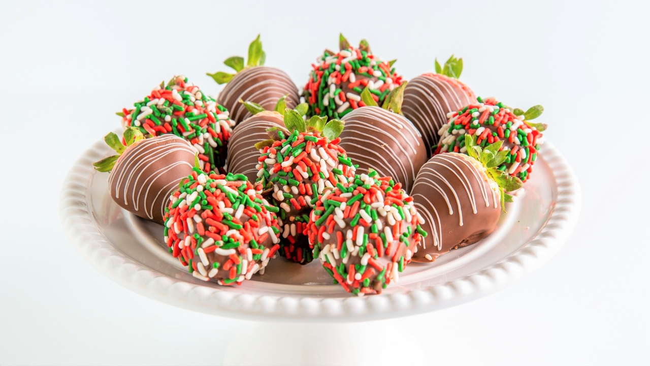 Order GIFT BOX OF CHOCOLATE STRAWBERRIES  ( CHRISTMAS ) food online from Chocolate Bash store, Los Angeles on bringmethat.com