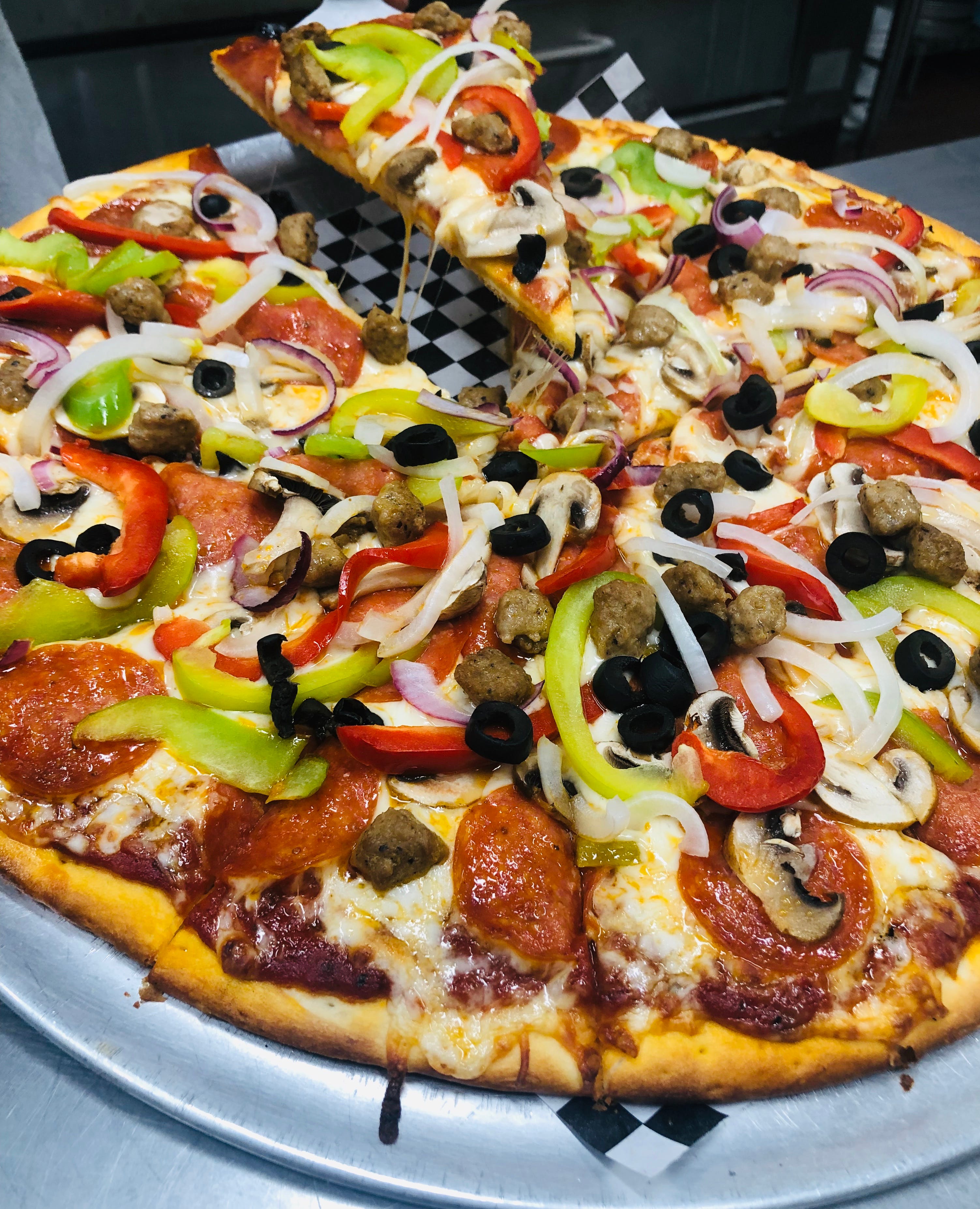 Order Oro's Everything Pizza - Regular 14" (8 Slices) food online from Oros Pizza & Bakery store, Van Nuys on bringmethat.com