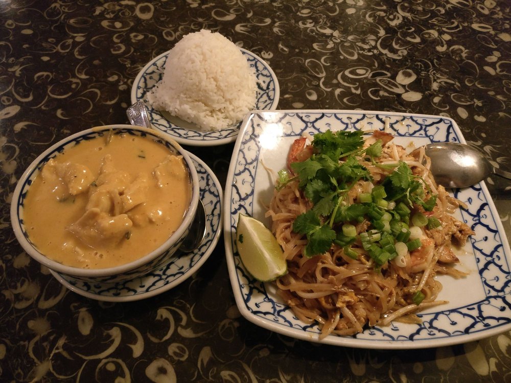 Order *Panang Chicken Curry  food online from Pattaya Thai Restaurant store, Goleta on bringmethat.com