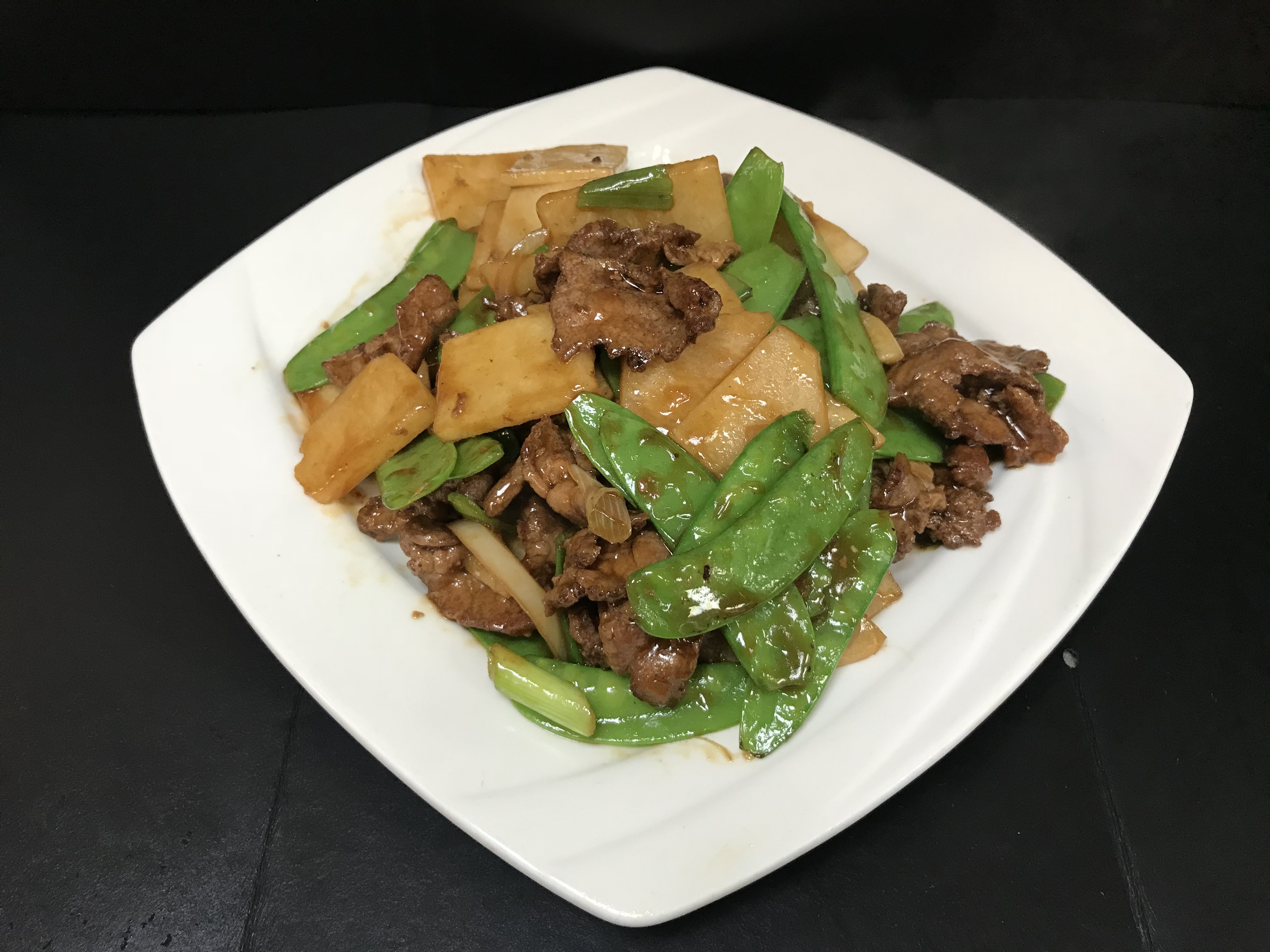Order B3. Dinner Beef with Snow Peas food online from Ollie's Noodle Shop & Grille store, New York on bringmethat.com