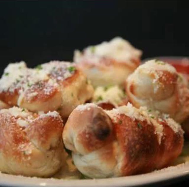 Order Garlic Knots - 6 Pieces food online from Pappardelle's Pizza & Pasta store, Bethpage on bringmethat.com