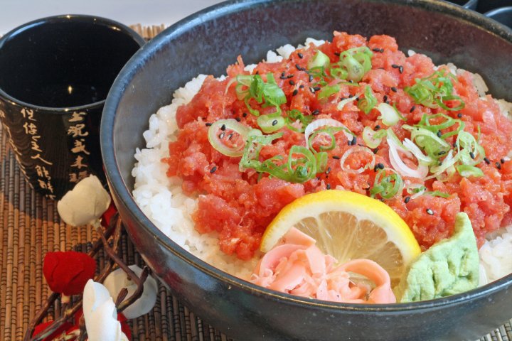 Order Spicy Tuna Sushi Bowl food online from Mako Bowl store, Pasadena on bringmethat.com