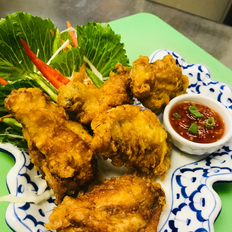 Order Hot Chicken Wings food online from Thai Silver Spoon store, Springboro on bringmethat.com