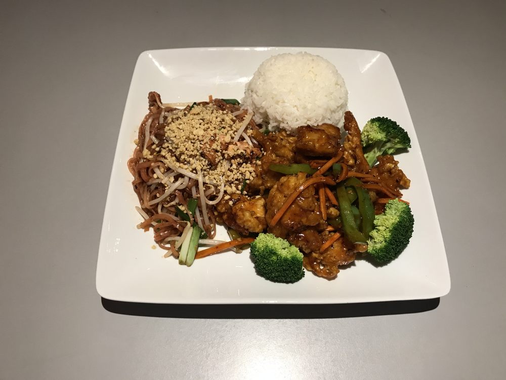 Order Combo General Tso's Chicken Lunch food online from Chiangmai Thai Restaurant store, Lynnwood on bringmethat.com