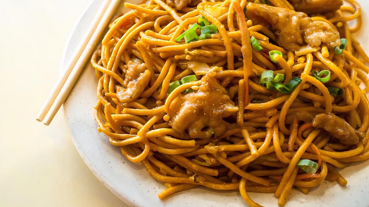 Order Beef Lo Mein food online from Macky Kitchen store, Richmond on bringmethat.com