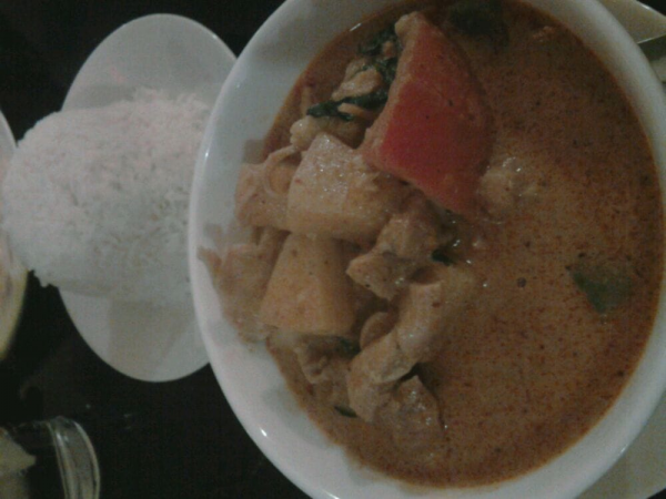 Order 52. Pineapple Red Curry food online from Ladda Thai Cuisine store, San Jose on bringmethat.com