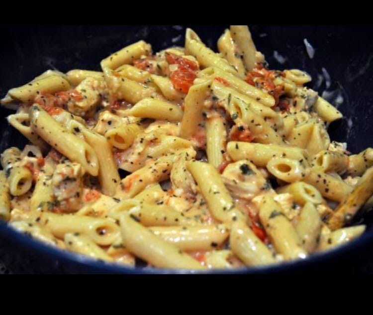 Order Chicken Alfredo Pasta - Regular food online from Hometown Pizza Cafe store, Water Valley on bringmethat.com