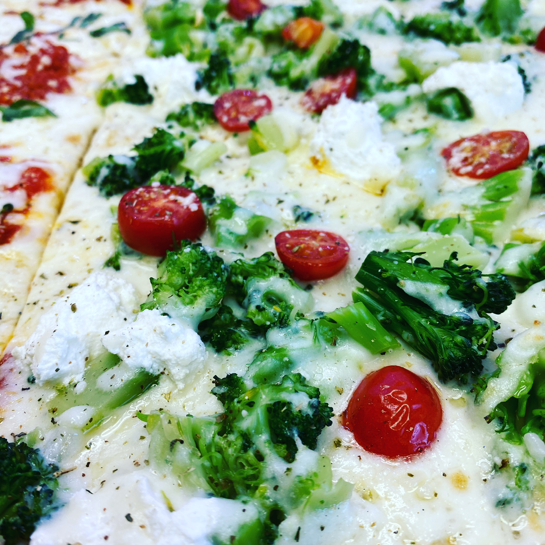 Order White Broccoli Pizza food online from Tuscan Pizza Crust store, Buffalo on bringmethat.com