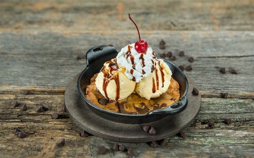 Order Native Chocolate Chip Cookie Sundae - Dessert food online from Native Grill & Wings store, Laveen Village on bringmethat.com