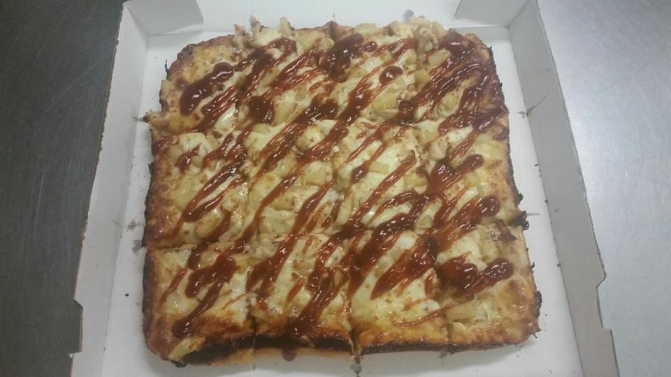 Order Round BBQ Chicken Pizza food online from Toarminas Pizza store, Taylor on bringmethat.com