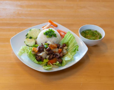 Order C8. Sauteed Black Pepper Beef Rice Plate food online from Que Huong store, Plano on bringmethat.com