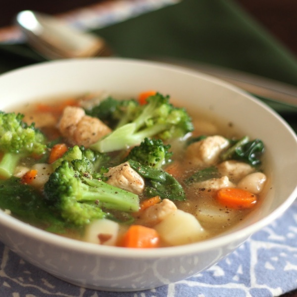 Order 21. Chicken with Vegetable Soup food online from China Bowl store, Elk Grove Village on bringmethat.com