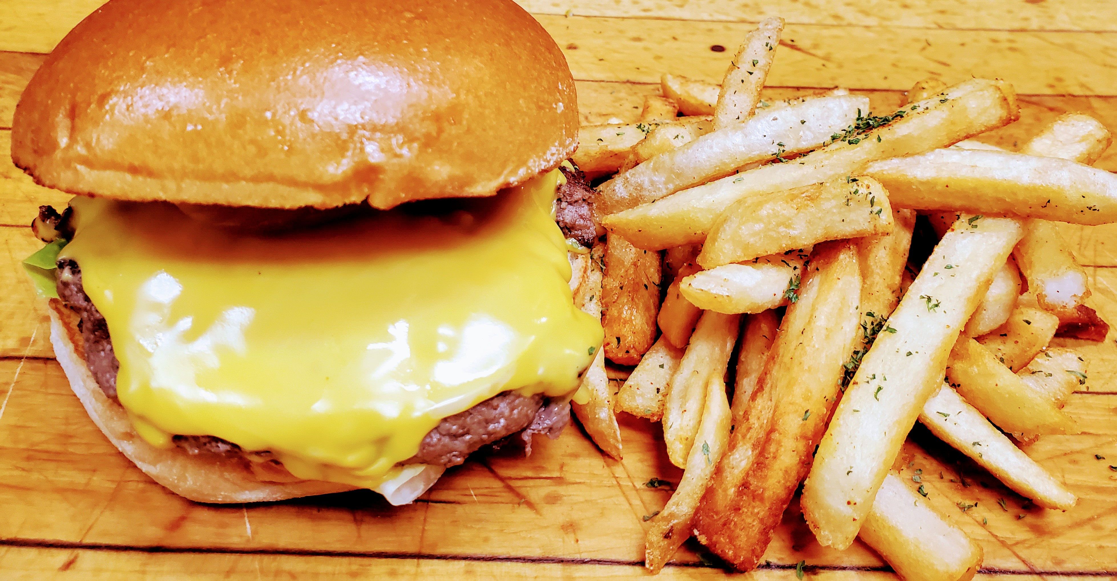Order Cheeseburger Deluxe with Fries food online from Pizza Party Time store, Ridgefield on bringmethat.com