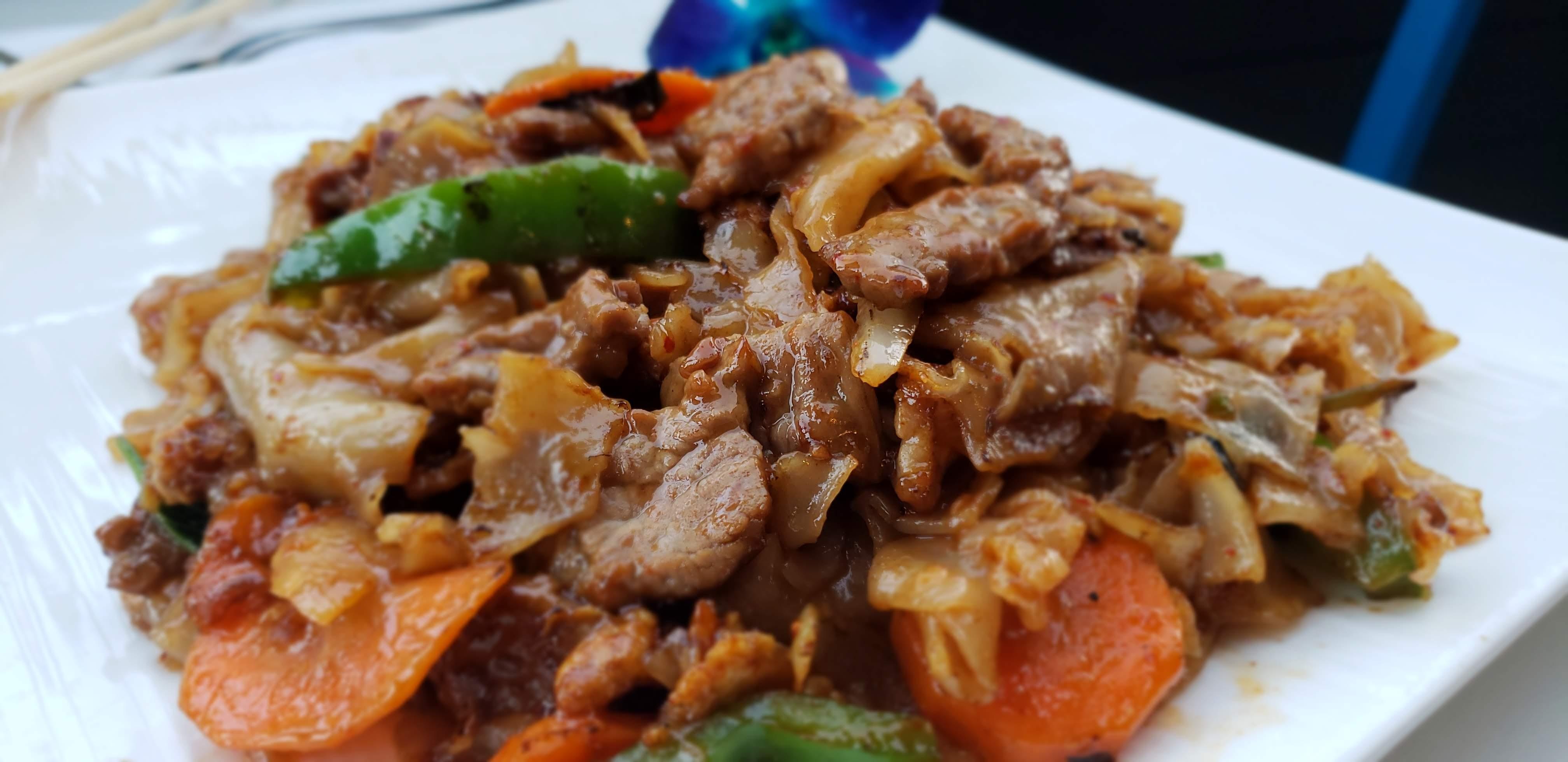 Order Drunken Noodle Entree food online from Yummy thai store, New York on bringmethat.com