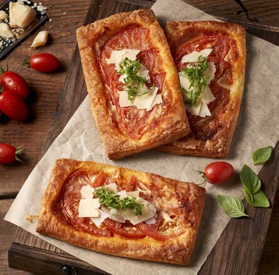 Order Roasted Red Pepper & Tomato Pizzetta food online from Paris Baguette store, Diamond Bar on bringmethat.com