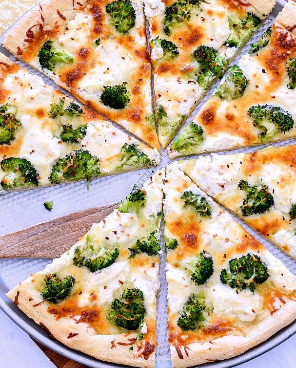 Order White Broccoli Ricotta Slice food online from Pizzaroni store, Albany on bringmethat.com