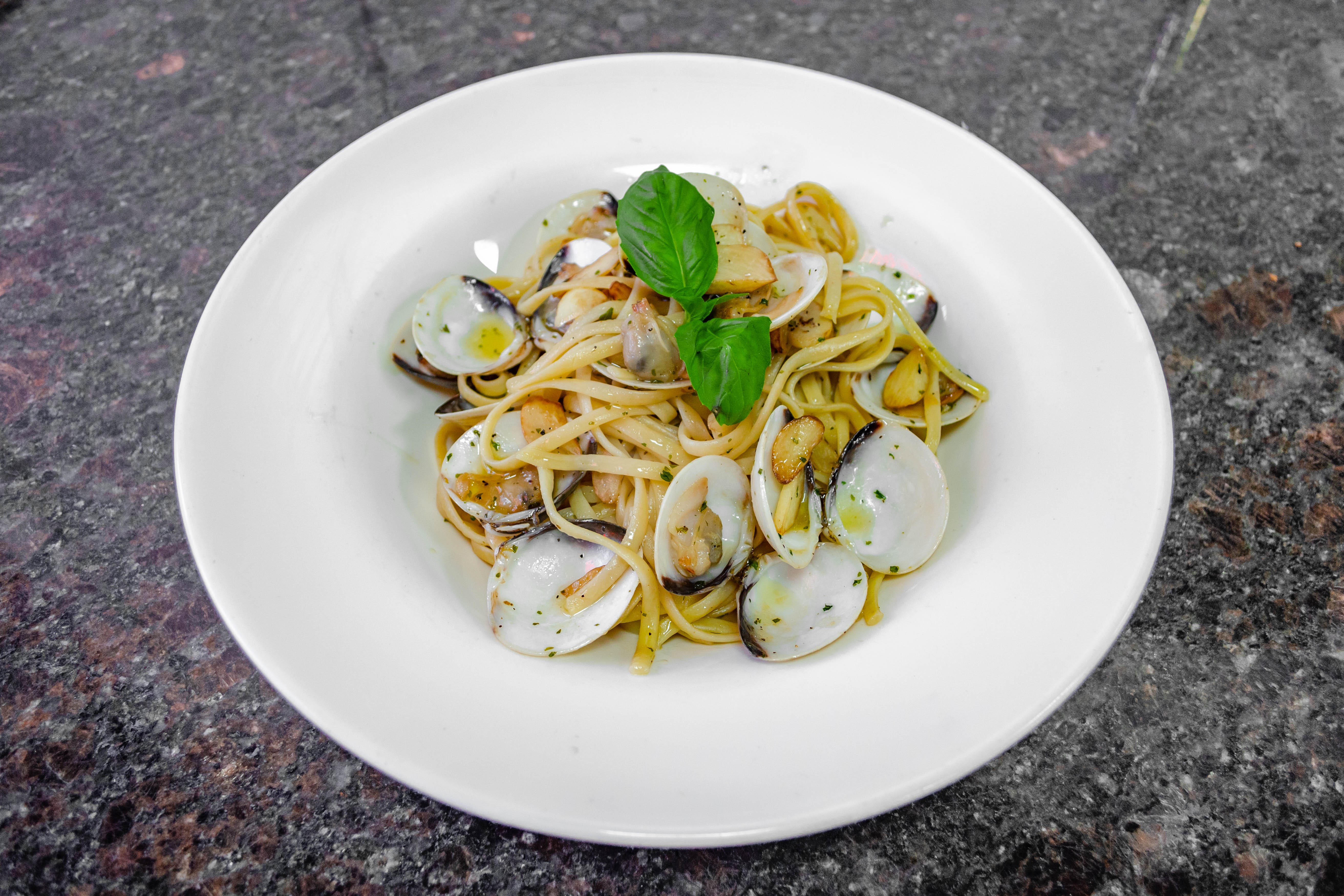 Order Linguini & Clam Sauce - Entree food online from Justino's Pizza store, New York on bringmethat.com