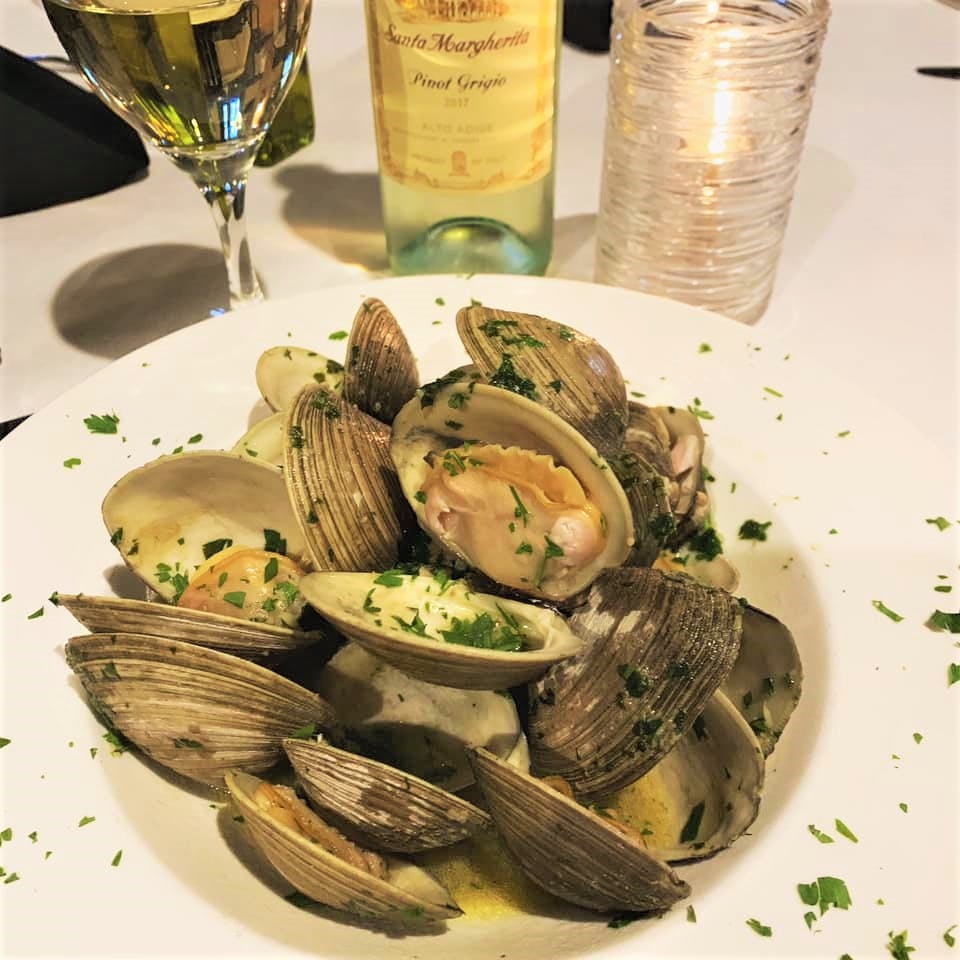 Order Clams Bianco - Appetizer food online from Mulberry Street Restaurant and Bar store, Woodbridge on bringmethat.com