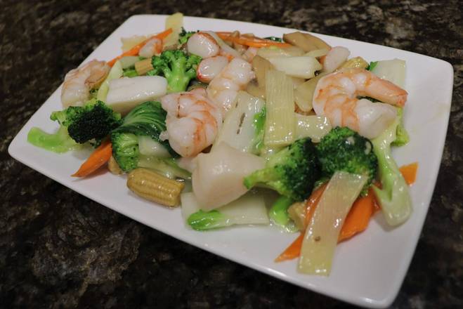 Order Seafood Entrees food online from Golden Crown Chinese-American Restaurant store, Amherst on bringmethat.com