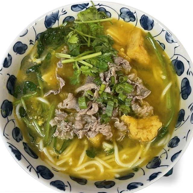Order +SP04 rice noodles w. Beef 金湯米線 food online from Land Of Plenty store, New York on bringmethat.com